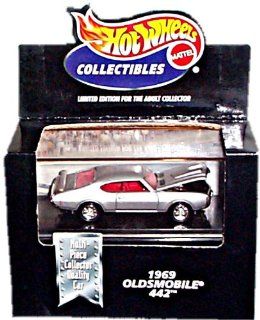 Hot Wheels Collectibles 1969 Oldsmobile 442 with display case: Toys & Games