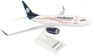Daron Skymarks Aeromexico B737 700 Airplane Model Building Kit, 1/130 Scale: Toys & Games
