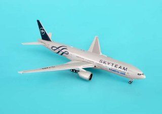 Phoenix Korean Air B777 200ER Model Airplane: Toys & Games