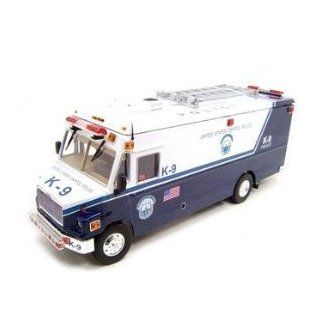 Freightliner MT 55 EMT Version 1/32 Blue Police: Toys & Games