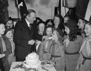 1940 photo Birtish Ambassador assists Girl Scouts at 28th anniversary party. d6  