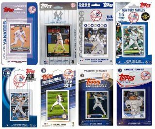 MLB New York Yankees 8 Different Licensed Trading Card Team Set: Sports & Outdoors