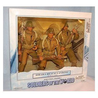 Soldiers of the World World War II Omaha Beach Landing Figures: Toys & Games