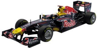 Minichamps Red Bull Racing Renault RB7 S.Vettel 2011 1:18: Spielzeug